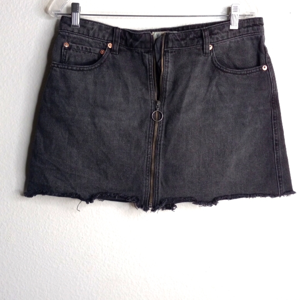 Free People sz 30 black front zip denim raw hem skirt.